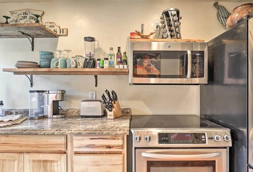 Tucson Casita With Courtyard, Hot Tub & Fire Pits!