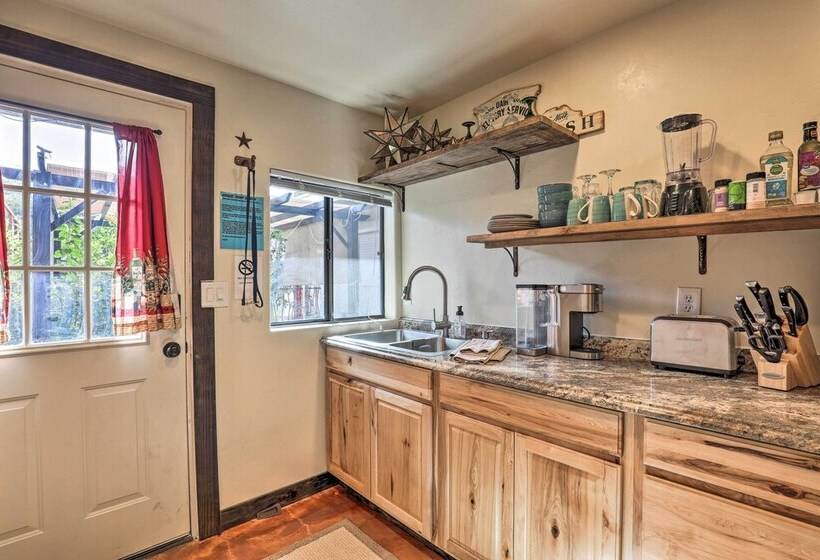 Tucson Casita With Courtyard, Hot Tub & Fire Pits!