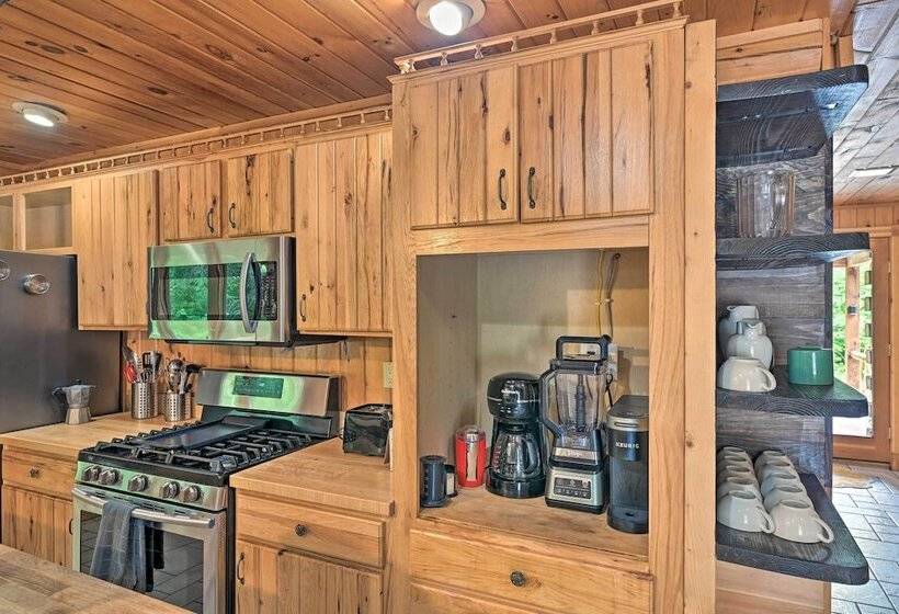 Warrensburg Cabin W/ Hot Tub: 15 Mi To Lake George