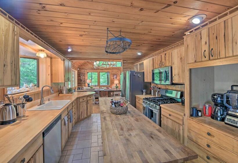 Warrensburg Cabin W/ Hot Tub: 15 Mi To Lake George