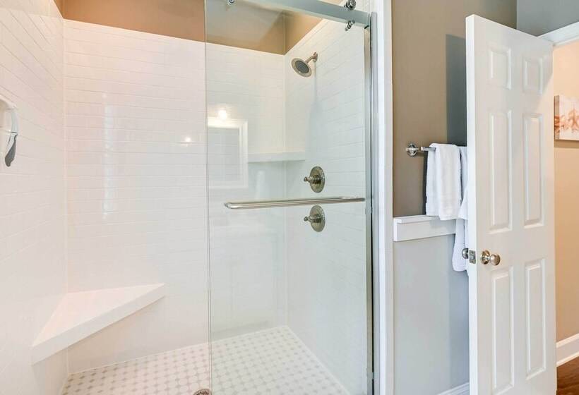 Charming Cottage Near Golf Courses & Marsh Walk!