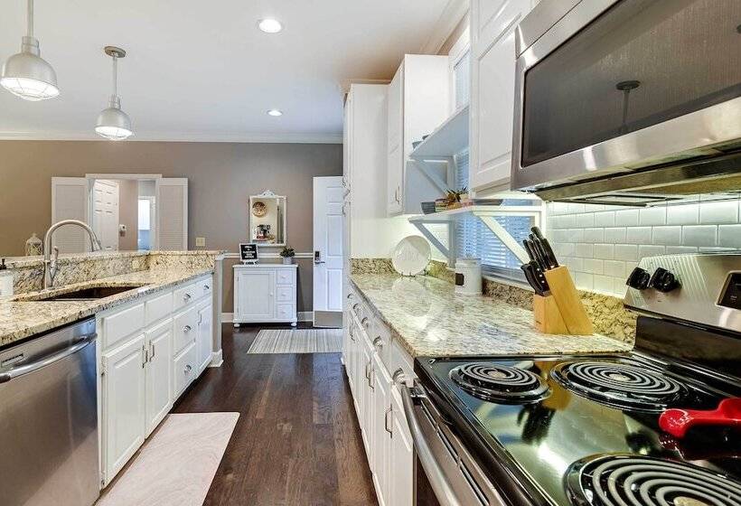 Charming Cottage Near Golf Courses & Marsh Walk!