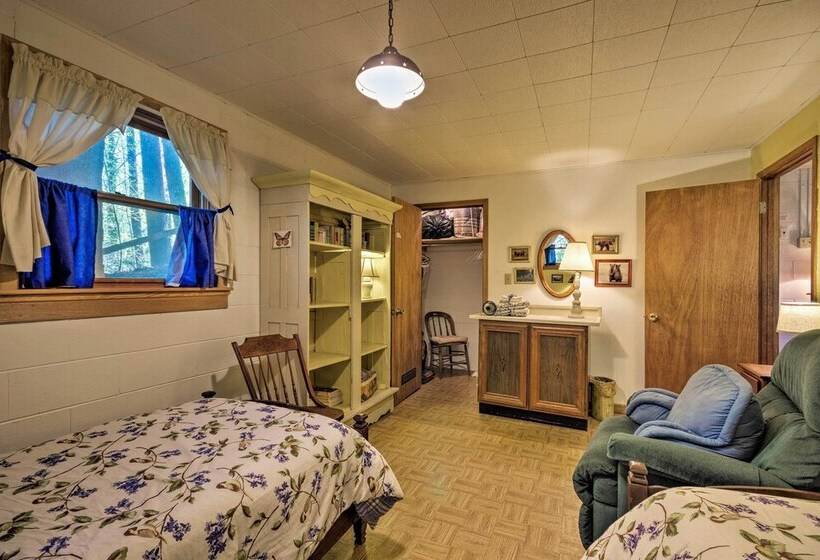 Charming Hendersonville Cottage W/porches & Views!
