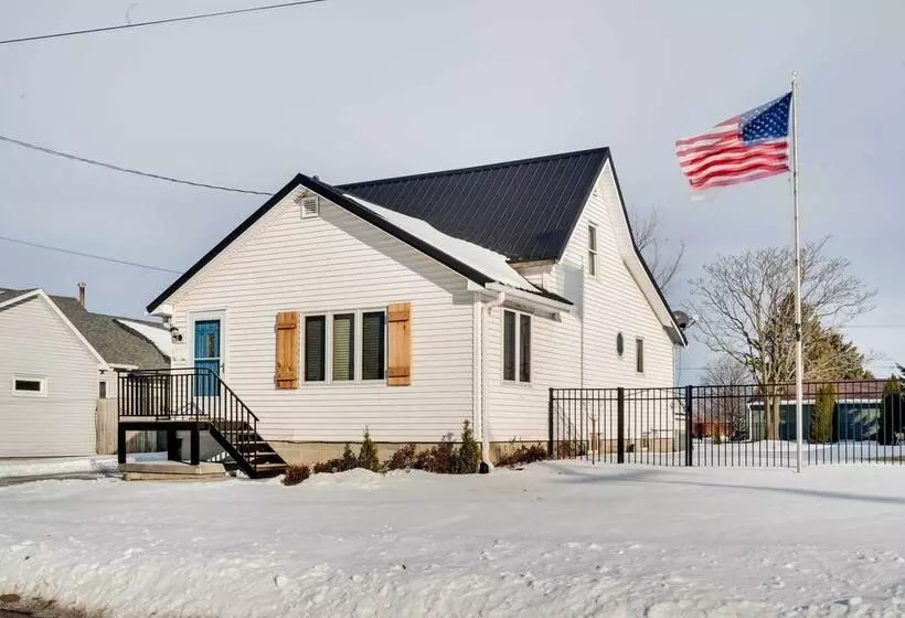 Charming Iowa Abode Near Knoxville Raceway!