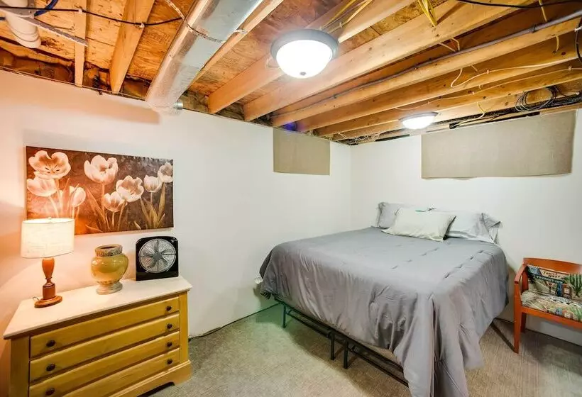 Charming Iowa Abode Near Knoxville Raceway!