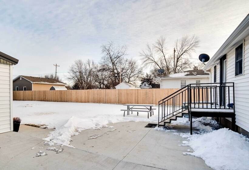 Charming Iowa Abode Near Knoxville Raceway!