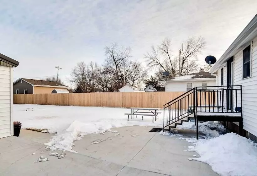 Charming Iowa Abode Near Knoxville Raceway!