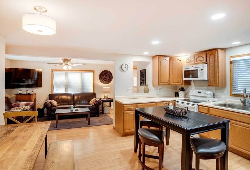 Charming Iowa Abode Near Knoxville Raceway!