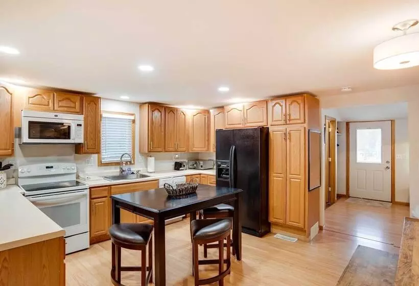 Charming Iowa Abode Near Knoxville Raceway!