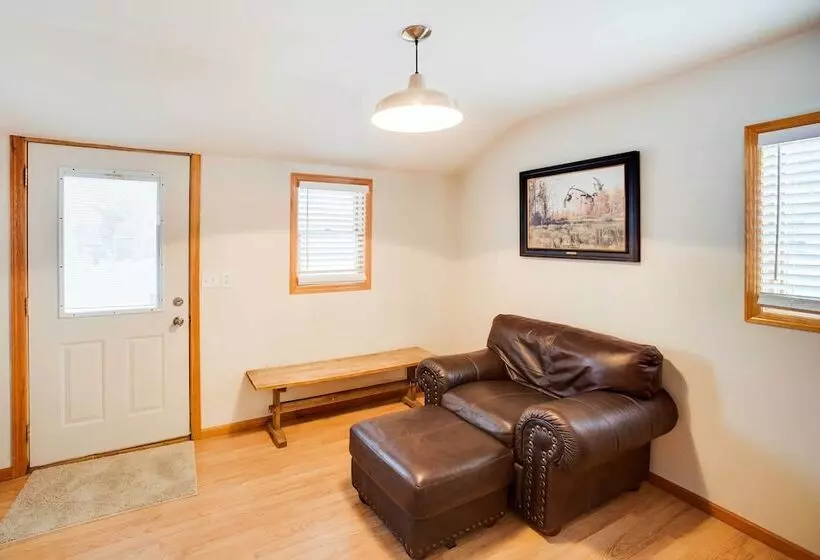 Charming Iowa Abode Near Knoxville Raceway!