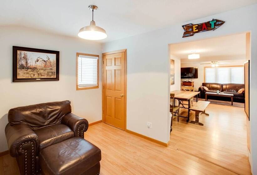 Charming Iowa Abode Near Knoxville Raceway!