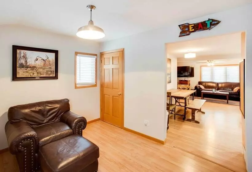 Charming Iowa Abode Near Knoxville Raceway!