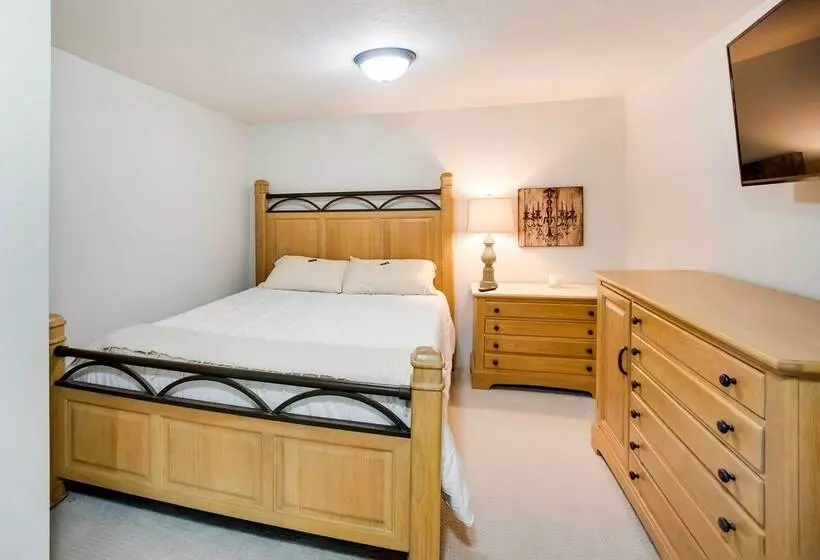 Charming Iowa Abode Near Knoxville Raceway!