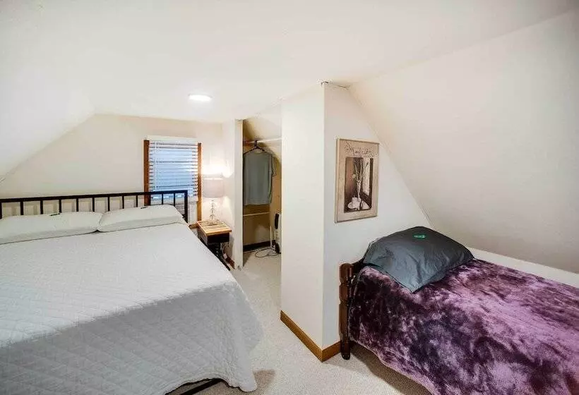 Charming Iowa Abode Near Knoxville Raceway!