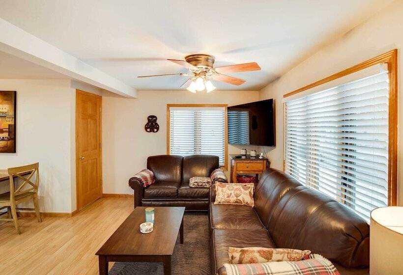 Charming Iowa Abode Near Knoxville Raceway!