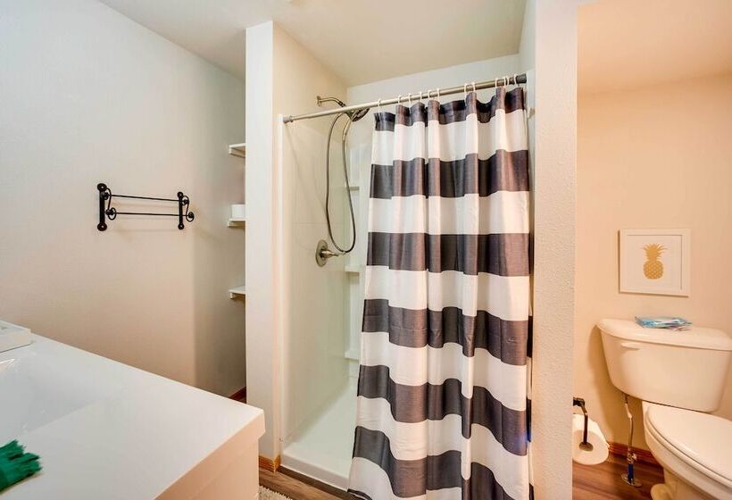 Charming Iowa Abode Near Knoxville Raceway!