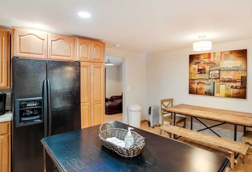 Charming Iowa Abode Near Knoxville Raceway!