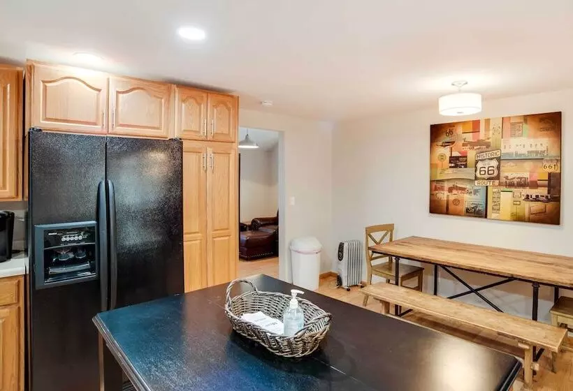 Charming Iowa Abode Near Knoxville Raceway!