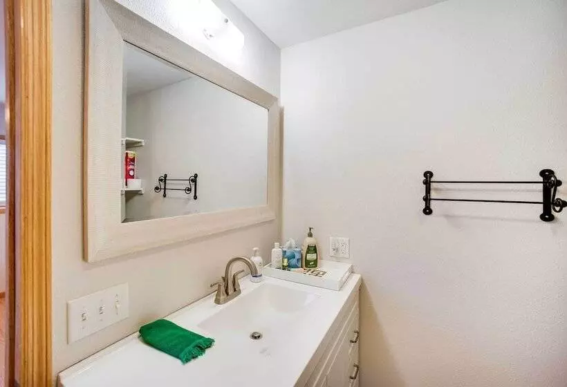 Charming Iowa Abode Near Knoxville Raceway!