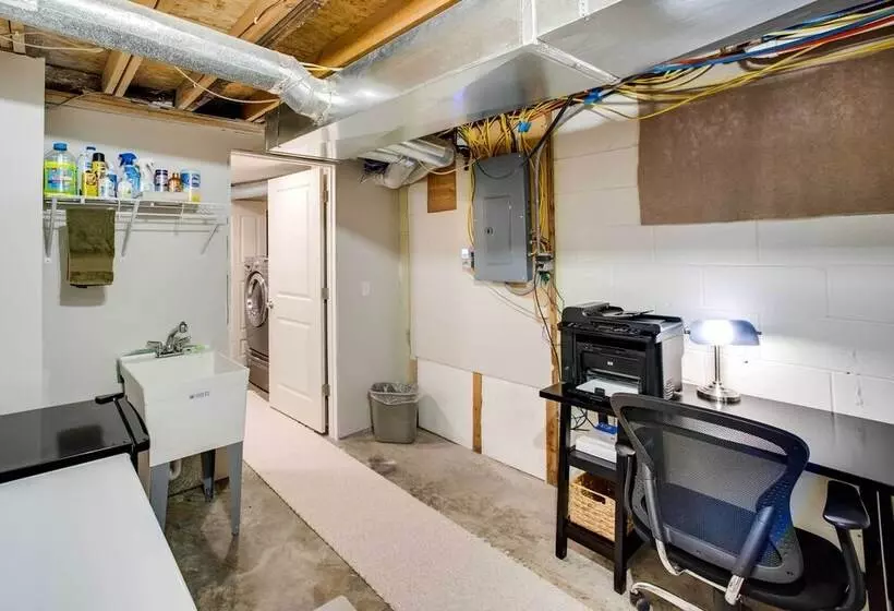 Charming Iowa Abode Near Knoxville Raceway!