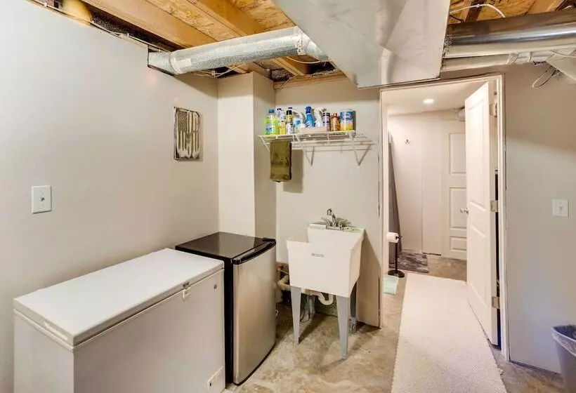 Charming Iowa Abode Near Knoxville Raceway!