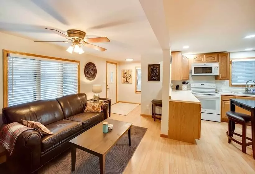 Charming Iowa Abode Near Knoxville Raceway!