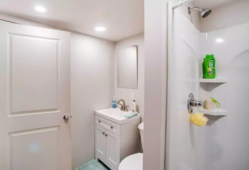 Charming Iowa Abode Near Knoxville Raceway!