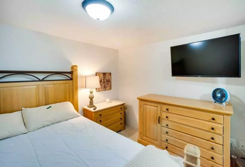 Charming Iowa Abode Near Knoxville Raceway!