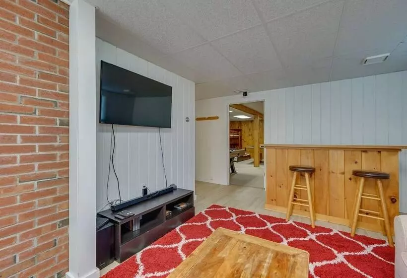 Chic Dover Home W/ Hot Tub: 1 Mi To Golf!