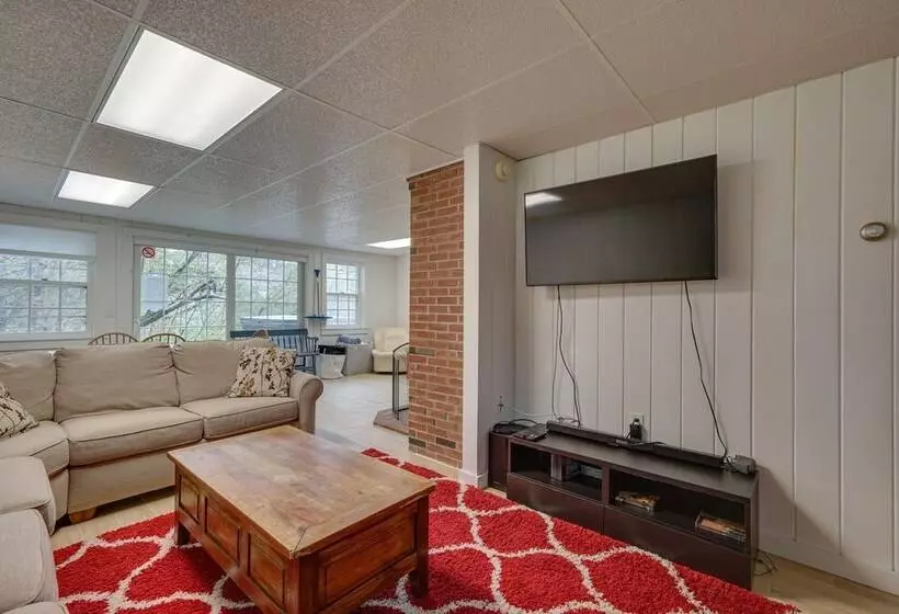 Chic Dover Home W/ Hot Tub: 1 Mi To Golf!