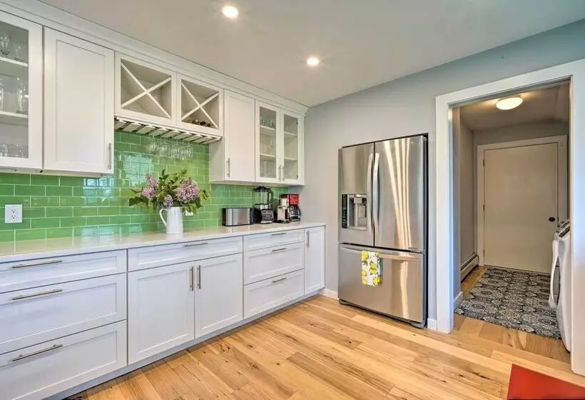 Chic Dover Home W/ Hot Tub: 1 Mi To Golf!