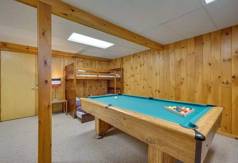 Chic Dover Home W/ Hot Tub: 1 Mi To Golf!