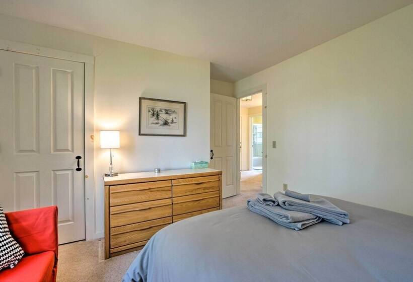 Chic Dover Home W/ Hot Tub: 1 Mi To Golf!