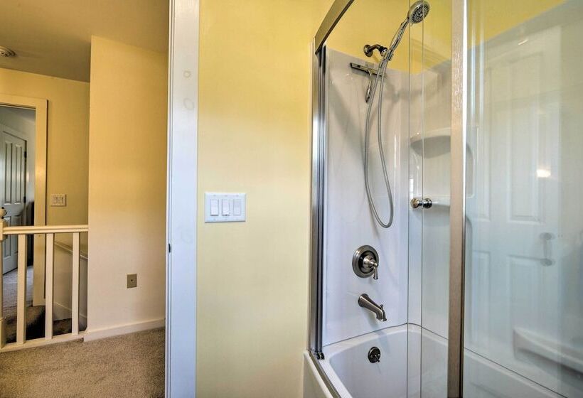 Chic Dover Home W/ Hot Tub: 1 Mi To Golf!