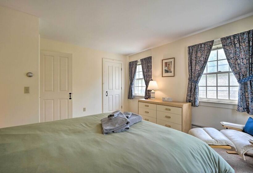 Chic Dover Home W/ Hot Tub: 1 Mi To Golf!