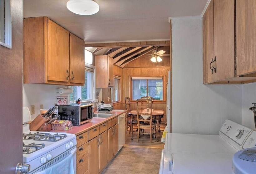 Cozy Klamath Falls Home Near Fishing & Parks!