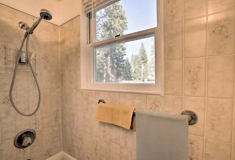 Cozy Klamath Falls Home Near Fishing & Parks!