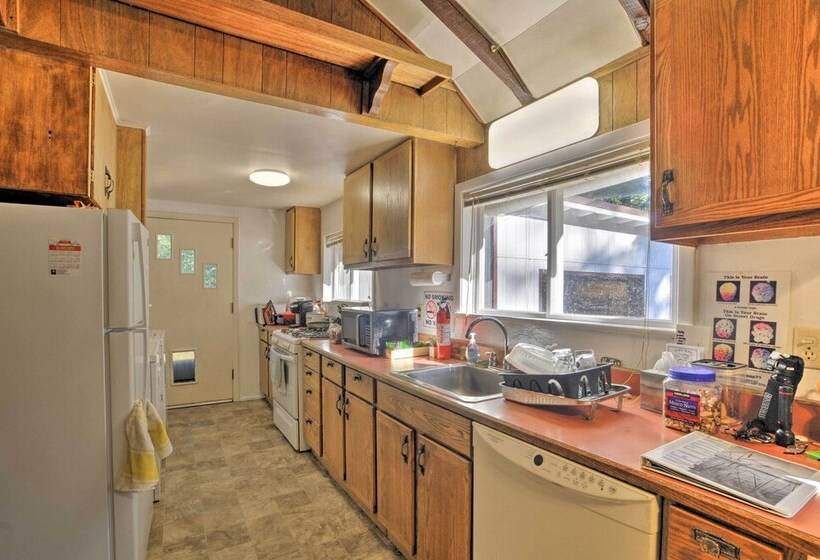 Cozy Klamath Falls Home Near Fishing & Parks!