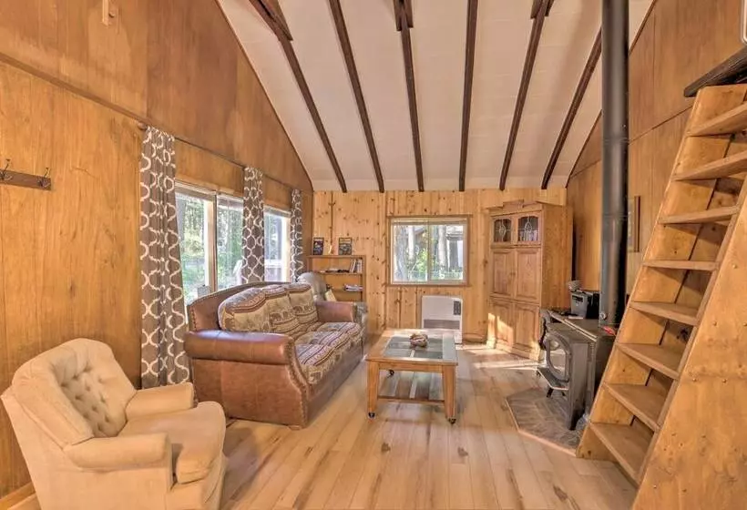 Cozy Klamath Falls Home Near Fishing & Parks!