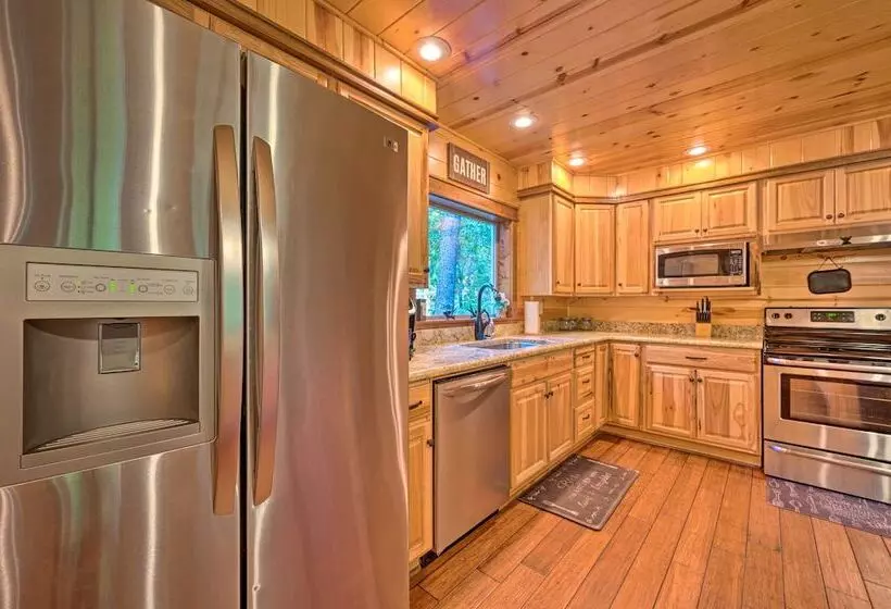 Creekside Broken Bow Cabin W/ Hot Tub & Fire Pit!