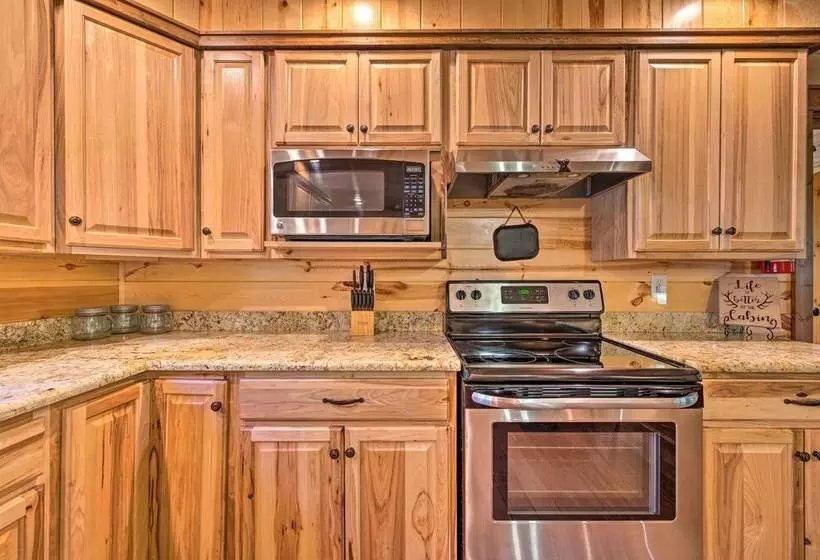 Creekside Broken Bow Cabin W/ Hot Tub & Fire Pit!