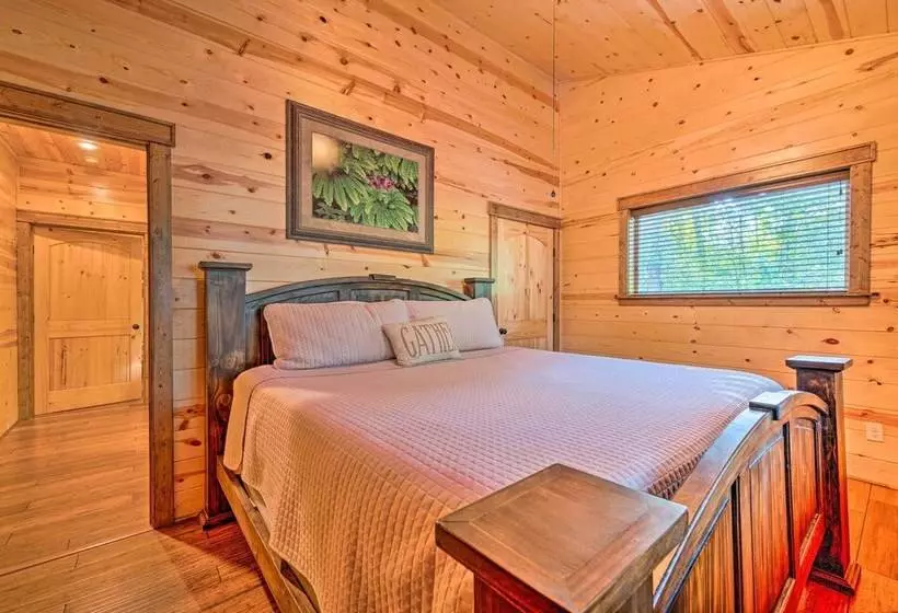 Creekside Broken Bow Cabin W/ Hot Tub & Fire Pit!