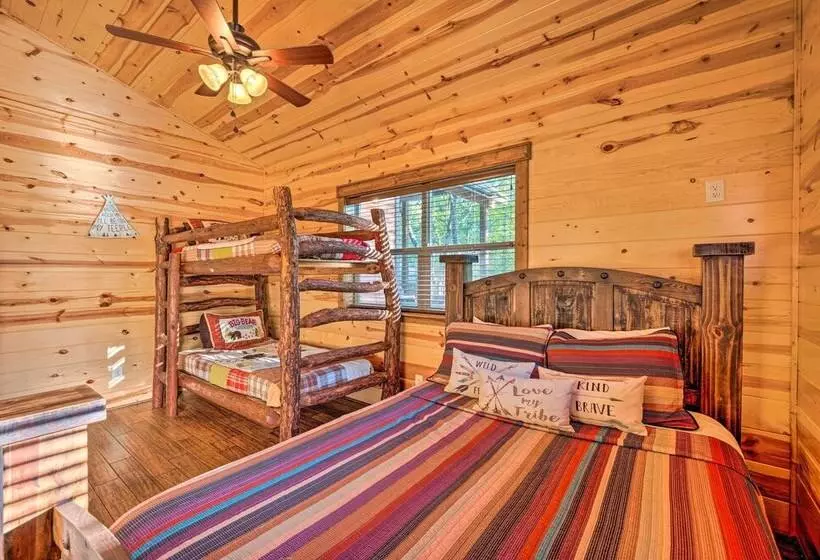 Creekside Broken Bow Cabin W/ Hot Tub & Fire Pit!