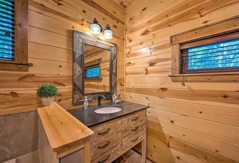 Creekside Broken Bow Cabin W/ Hot Tub & Fire Pit!