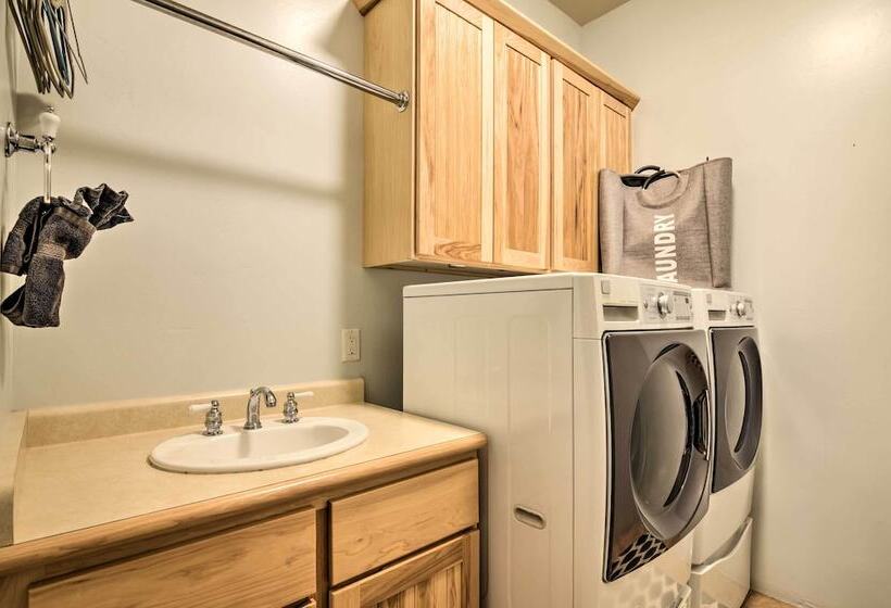 Dreamcatcher Cliffs Home Near Dtwn Kanab!