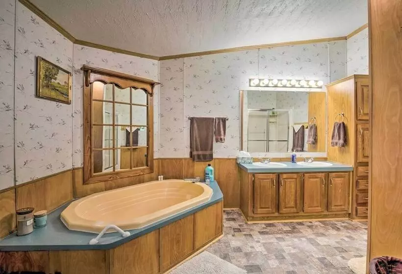 Cedar Creek Lake Access: Retreat W/ Deck