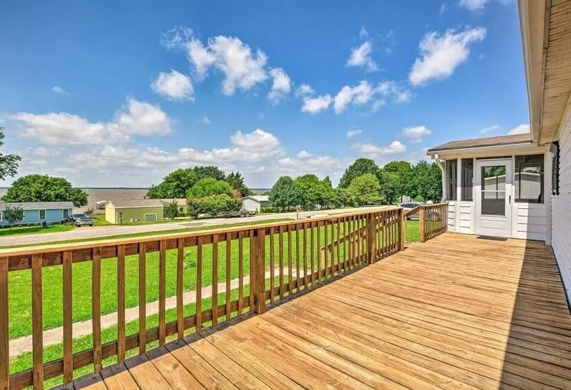 Cedar Creek Lake Access: Retreat W/ Deck
