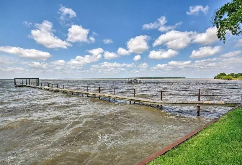 Cedar Creek Lake Access: Retreat W/ Deck