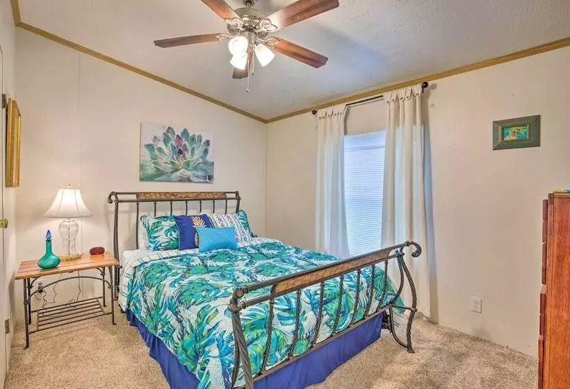 Cedar Creek Lake Access: Retreat W/ Deck