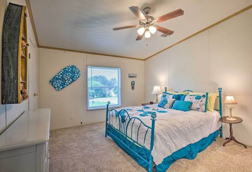 Cedar Creek Lake Access: Retreat W/ Deck